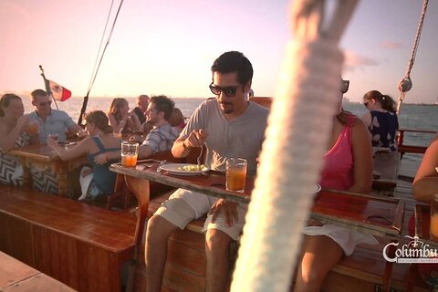 Romantic Dinner in Cancun with national open bar and live music