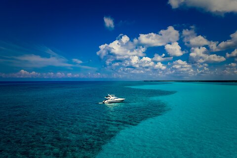 Private luxury Azimut yacht in Tulum with snacks & open bar
