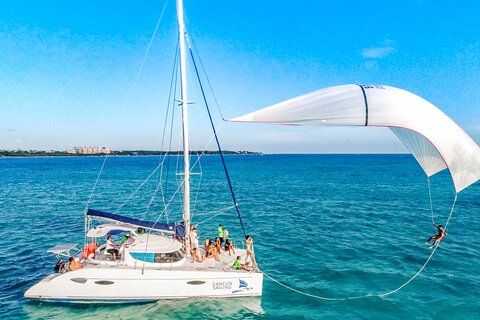 Isla mujeres catamaran, open bar, lunch and beach club