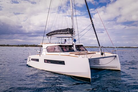 Private luxury catamaran in Tulum with snacks & open bar