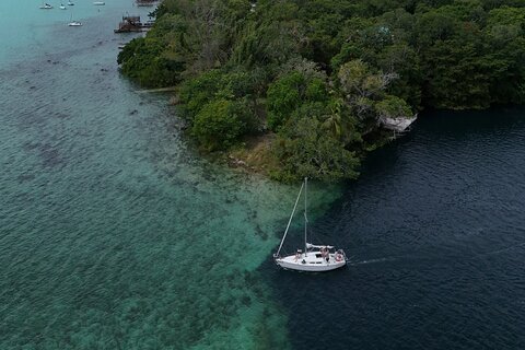 Bacalar Private Sailing Tour : cervezas & Snack with Pickup