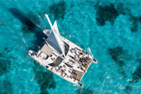 "Isla Mujeres en Catamaran All Inclusive + Free Transportation"